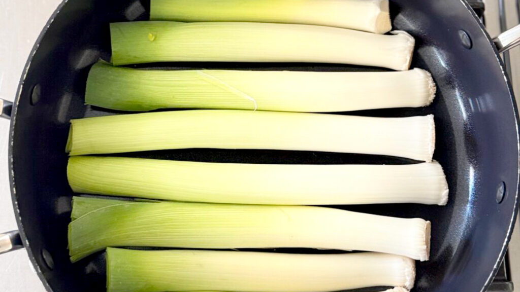 Recepti na šest: zapečeni poriluk s mirisnom karameliziranom koricom