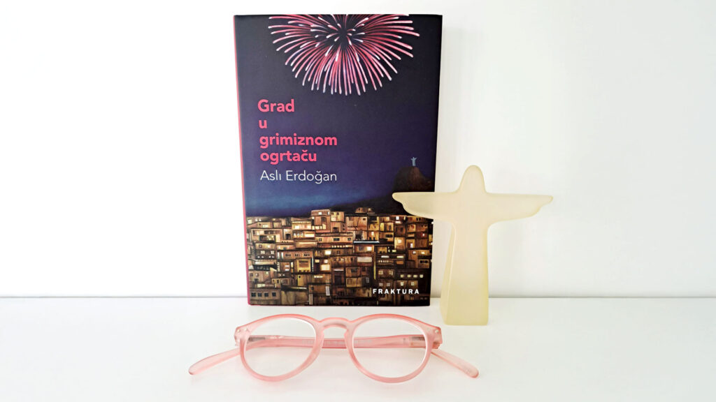 Književna recenzija: Aslı Erdoğan: Grad u grimiznom ogrtaču