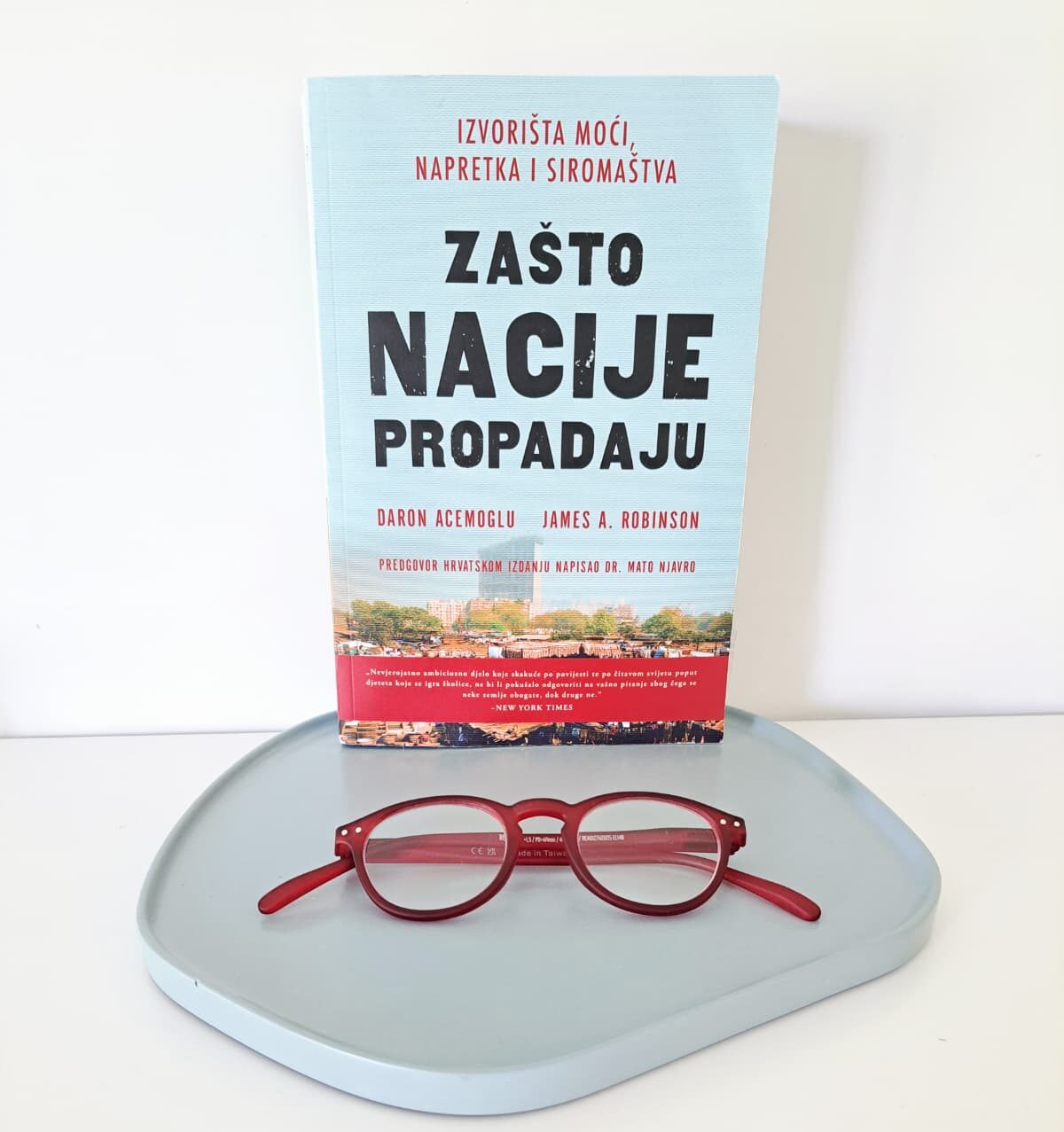 Knjiga „Zašto nacije propadaju: Izvorišta moći, blagostanja i siromaštva“ Darona Acemoğlua i Jamesa A. Robinsona objašnjava kako političke i ekonomske institucije oblikuju uspjeh ili neuspjeh država.