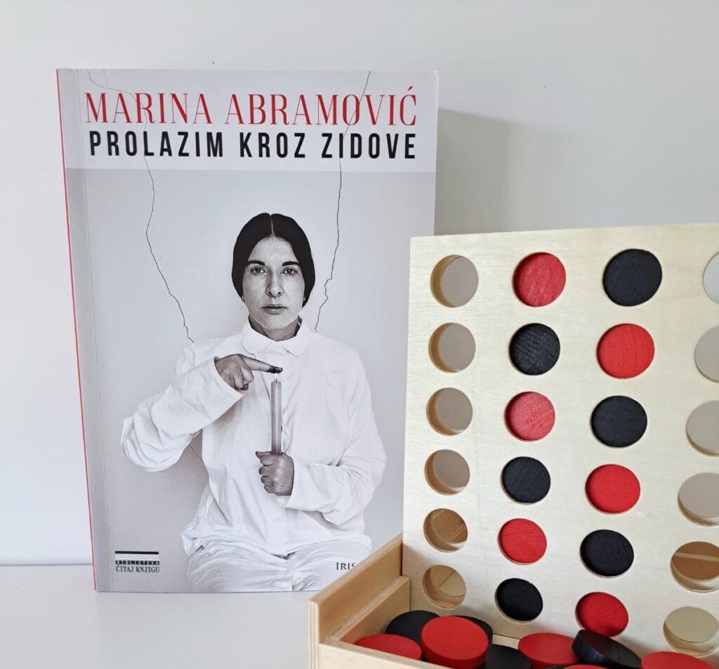 Književna recenzija: Marina Abramović, “Prolazim kroz zidove”